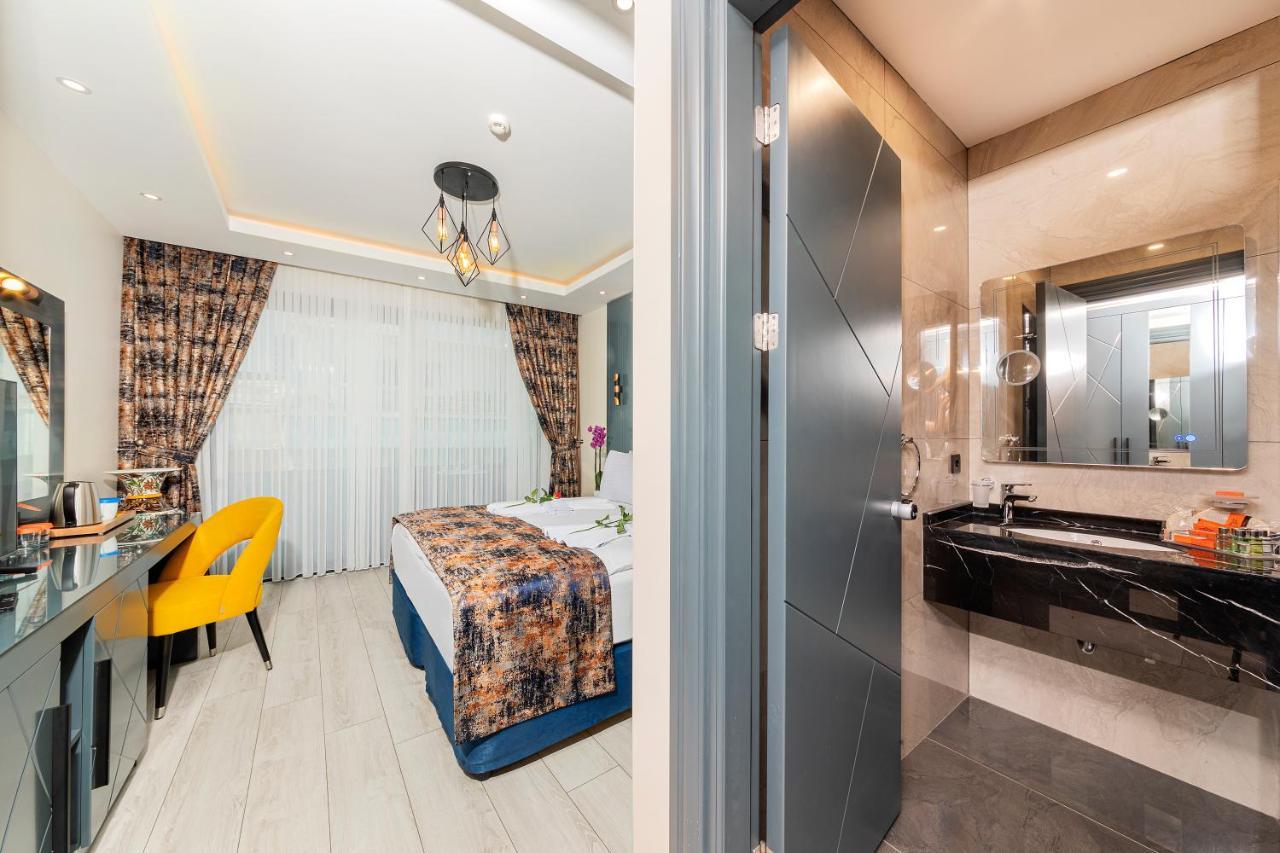 Готель The Magnaura Palace 4*