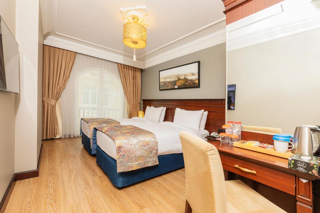 Готель The Magnaura Palace 4*