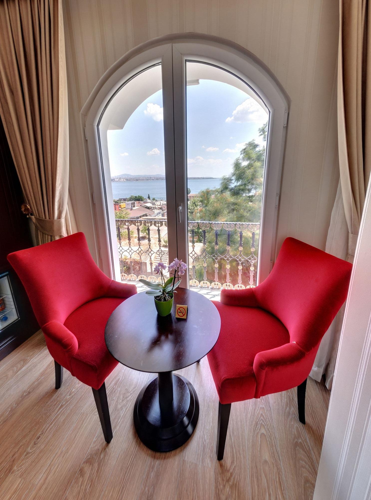 Готель The Magnaura Palace 4*